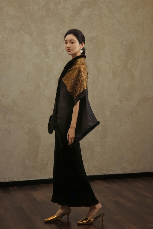 盛唐婧 | 轻奢非遗老缎苗绣披肩外套(售完不补) 商品图3