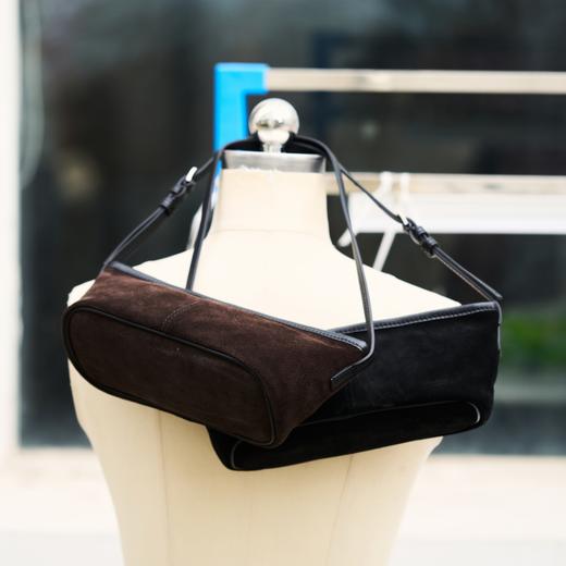 PRETTY RIVER翻毛皮腋下包 商品图3