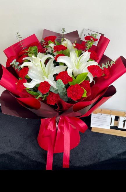 百合映红花束 商品图0