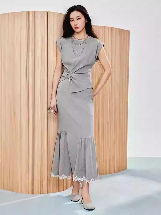 玛克门店发货：精致简约不规则压褶设计鱼尾开叉包臀半裙货号：MU86SK008 商品图1