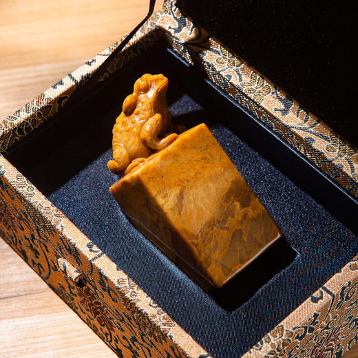 巴林黄冻老料雕“金蟾”方章 商品图3