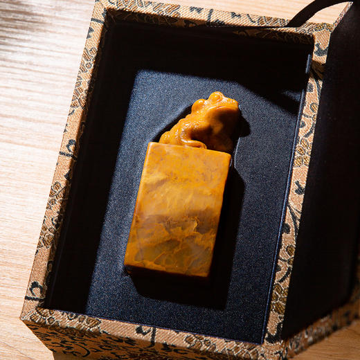 巴林黄冻老料雕“金蟾”方章 商品图2