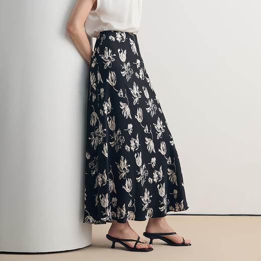 EITIE爱特爱优雅显瘦通勤黑白印花A字半身裙2026夏季新款8606303 商品图3