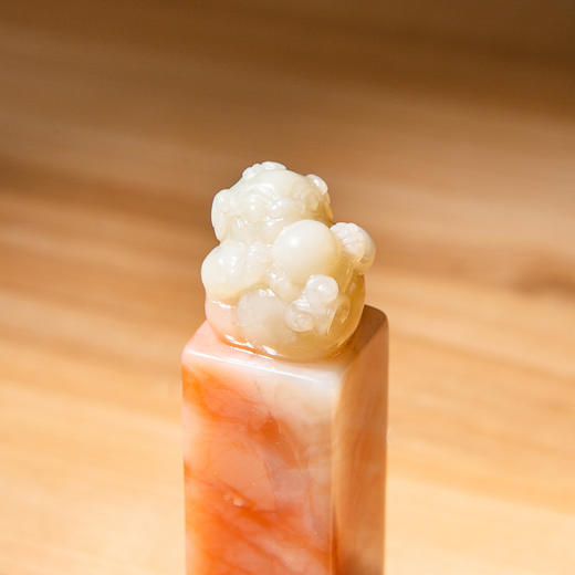 寿山石芙蓉老料雕“狮子戏球”方章 商品图6