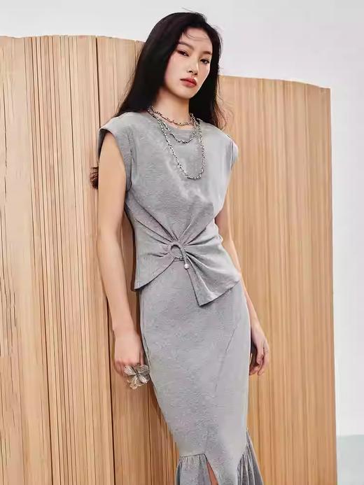 玛克门店发货：精致简约不规则压褶设计鱼尾开叉包臀半裙货号：MU86SK008 商品图0