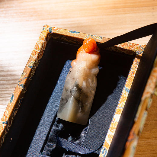 寿山石鸡母窝老料雕“刘海戏金蟾”方章 商品图3