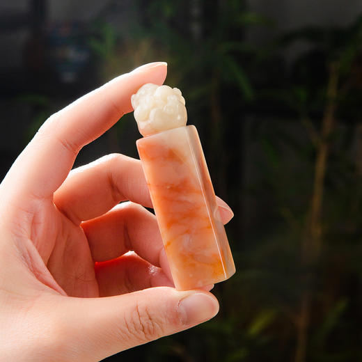 寿山石芙蓉老料雕“狮子戏球”方章 商品图0