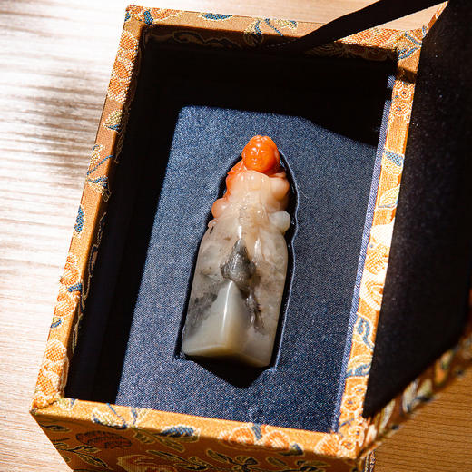 寿山石鸡母窝老料雕“刘海戏金蟾”方章 商品图2