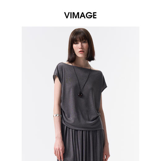 VIMAGE纬漫纪2026夏季新款一字领通勤百搭慵懒气质上衣V2513222 商品图5