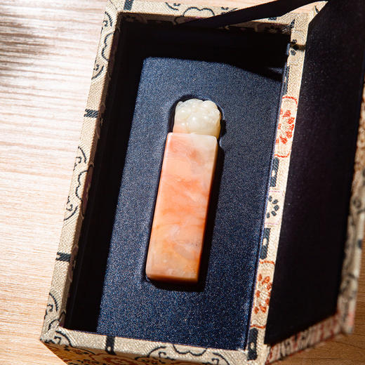 寿山石芙蓉老料雕“狮子戏球”方章 商品图2