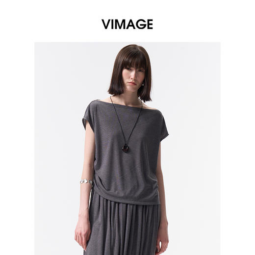 VIMAGE纬漫纪2026夏季新款一字领通勤百搭慵懒气质上衣V2513222 商品图1