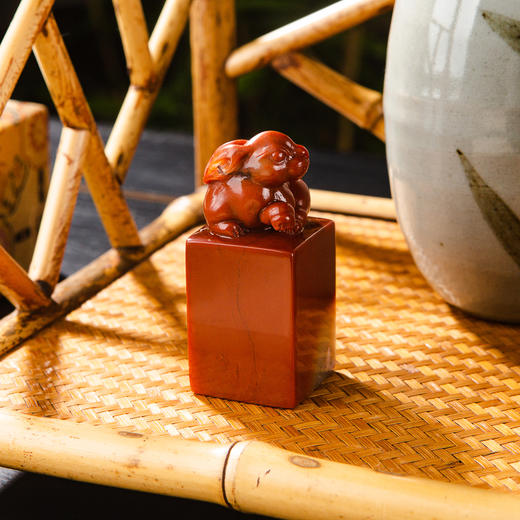 寿山石高山老料雕“玉兔”方章 商品图8