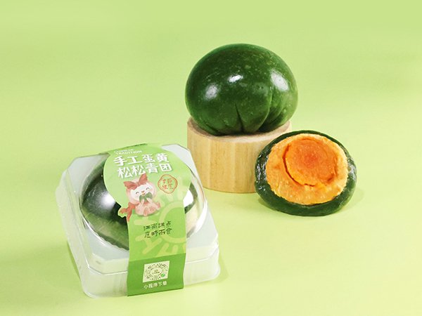 手工蛋黄松松青团