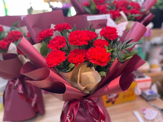 女神节11枝红康乃馨花束 商品图0