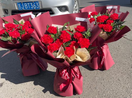 女神节11枝红康乃馨花束 商品图1