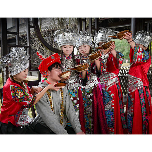 【8英寸生日蛋糕+高山流水3人表演套餐】（阿妹或阿哥）上门：敬酒/免费5斤米酒/打歌舞/多段苗族特色舞蹈/互动/祝福/大合照 商品图4