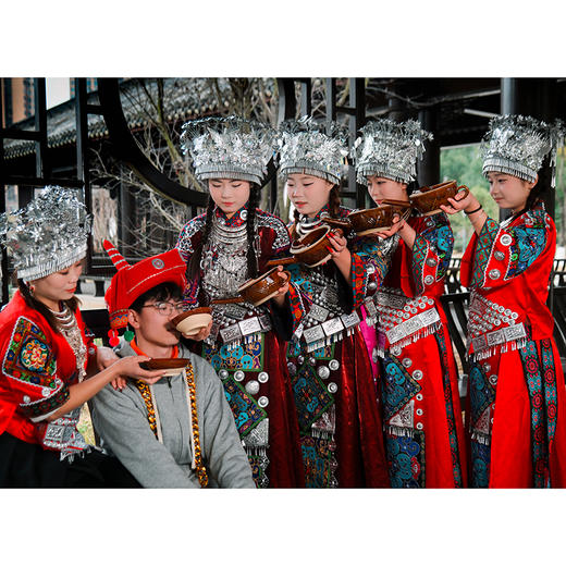 【8英寸生日蛋糕+高山流水2人表演套餐】2个阿妹上门：敬酒/免费5斤米酒/打歌舞/多段苗族特色舞蹈/互动/祝福/大合照 商品图3