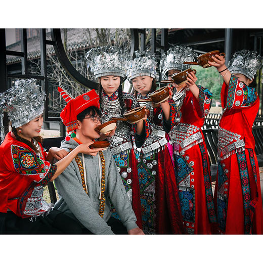 【10英寸蛋糕+高山流水4人套餐表演】（阿妹或阿哥）上门：敬酒/免费5斤米酒/打歌舞/多段苗族特色舞蹈/互动/祝福/大合照 商品图0