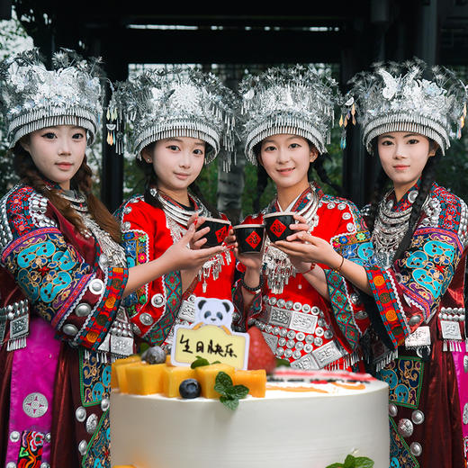 【6层大蛋糕+2个苗族阿妹套餐】含2个阿妹上门：敬酒/免费5斤米酒/打歌舞/多段苗族特色舞蹈/互动/祝福/大合照 商品图0