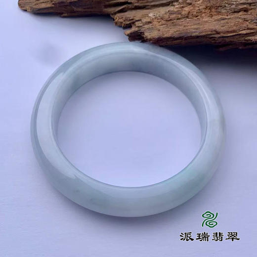 派瑞翡翠 翡翠手镯 糯种 浅绿色 商品图3