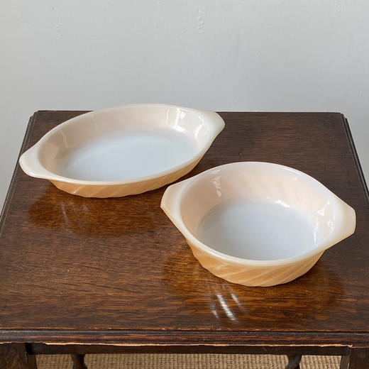 【苏州】美国FireKing火桃色双耳奶玻璃器皿 一款入 X1488 商品图1