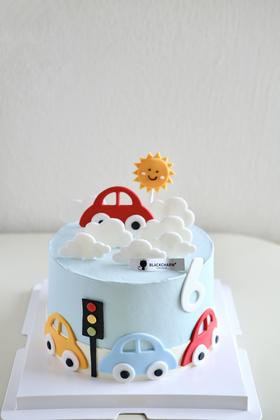 晴空下的小汽车