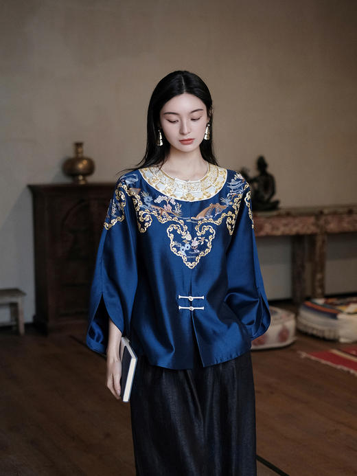 盛唐牡丹大师系列-卢梅红| 金绣游园新中式上衣-蓝色(盛唐牡丹与非遗传承人卢梅红联名系列) 商品图0