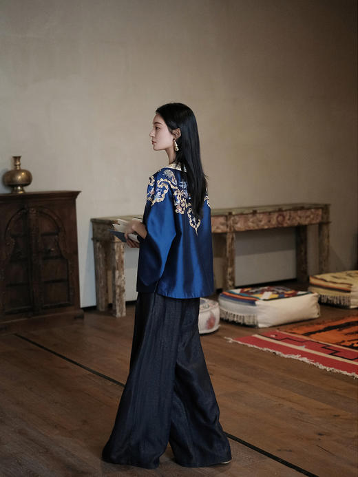 盛唐牡丹大师系列-卢梅红| 金绣游园新中式上衣-蓝色(盛唐牡丹与非遗传承人卢梅红联名系列) 商品图7