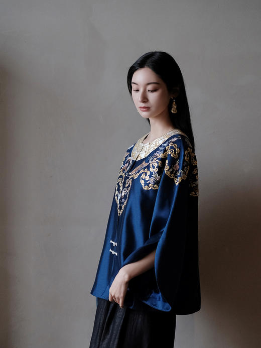 盛唐牡丹大师系列-卢梅红| 金绣游园新中式上衣-蓝色(盛唐牡丹与非遗传承人卢梅红联名系列) 商品图8