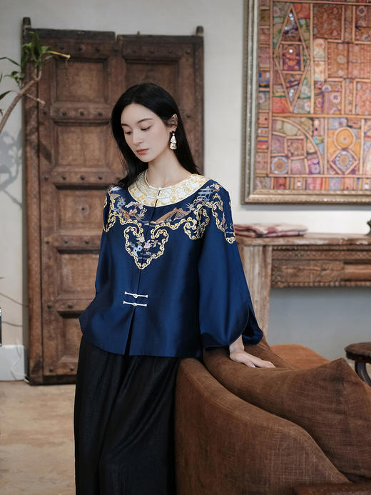 盛唐牡丹大师系列-卢梅红| 金绣游园新中式上衣-蓝色(盛唐牡丹与非遗传承人卢梅红联名系列) 商品图4