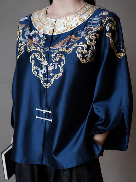 盛唐牡丹大师系列-卢梅红| 金绣游园新中式上衣-蓝色(盛唐牡丹与非遗传承人卢梅红联名系列) 商品图1