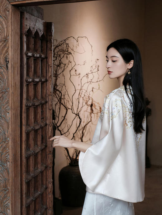 盛唐牡丹大师系列-卢梅红| 金绣游园新中式上衣(盛唐牡丹与非遗传承人卢梅红联名系列) 商品图5