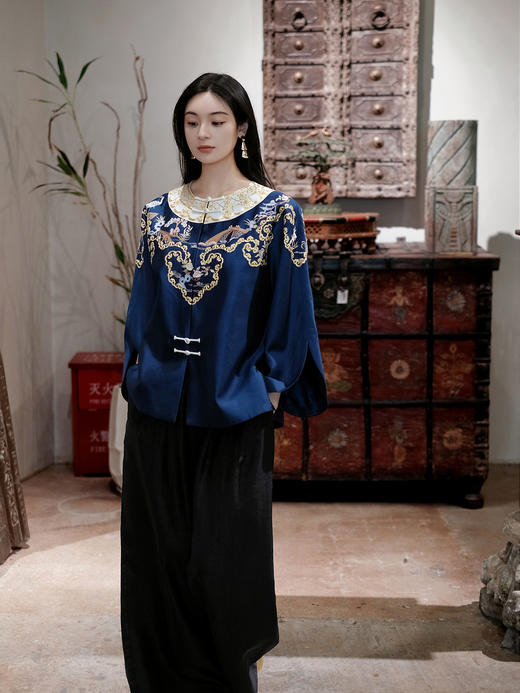 盛唐牡丹大师系列-卢梅红| 金绣游园新中式上衣-蓝色(盛唐牡丹与非遗传承人卢梅红联名系列) 商品图6