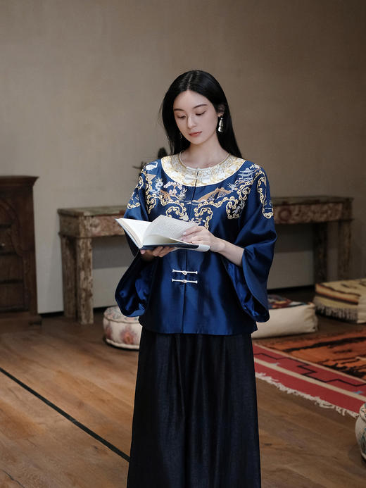 盛唐牡丹大师系列-卢梅红| 金绣游园新中式上衣-蓝色(盛唐牡丹与非遗传承人卢梅红联名系列) 商品图5
