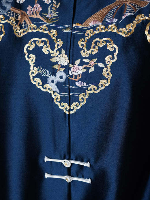 盛唐牡丹大师系列-卢梅红| 金绣游园新中式上衣-蓝色(盛唐牡丹与非遗传承人卢梅红联名系列) 商品图2