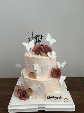 纯白蝴蝶卡布奇诺双层蛋糕