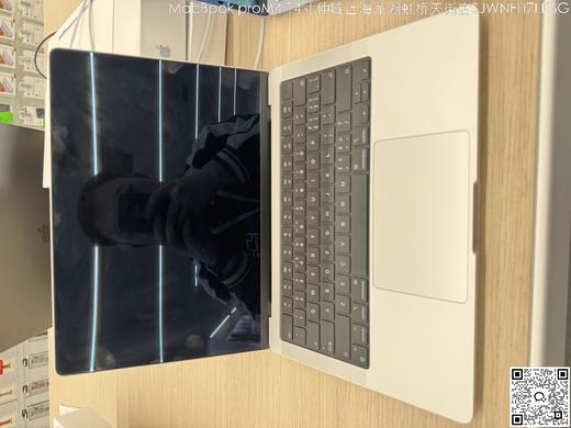【门店样品】2️⃣14 英寸 MacBook Pro: Apple M4 Pro 芯片店铺同步在售，库存更新可能不及时看中直接扫码联系店内销售。 商品图5