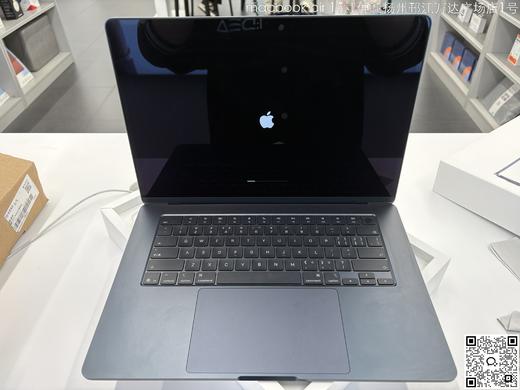 【门店样品】2️⃣号15 英寸 MacBook Air Apple M4芯片店铺同步在售，库存更新可能不及时看中直接扫码联系店内销售。 商品图0