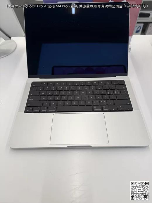 【门店样品】1️⃣14 英寸 MacBook Pro: Apple M4 Pro 芯片店铺同步在售，库存更新可能不及时看中直接扫码联系店内销售。 商品图0