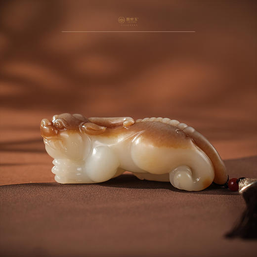 「瑞貅聚福尊」糖羊脂玉手把/小摆件 商品图3