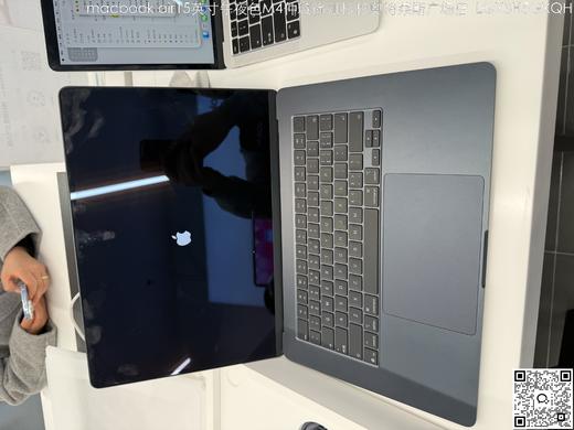 【门店样品】2️⃣号15 英寸 MacBook Air Apple M4芯片店铺同步在售，库存更新可能不及时看中直接扫码联系店内销售。 商品图5