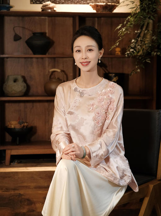 盛唐牡丹| 银粉色冠乐绉手工串珠上衣 商品图3