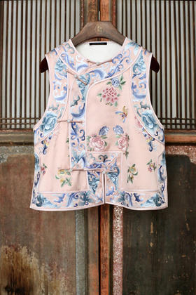 盛唐牡丹盛奢系列 | 重缎真丝手绣偏襟马甲-粉色