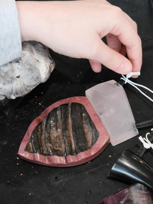 订购8周到｜MONIES-OOAK-牛角 粉水晶 紫心木 皮革 吊坠 项链［丹麦设计师］ 商品图6