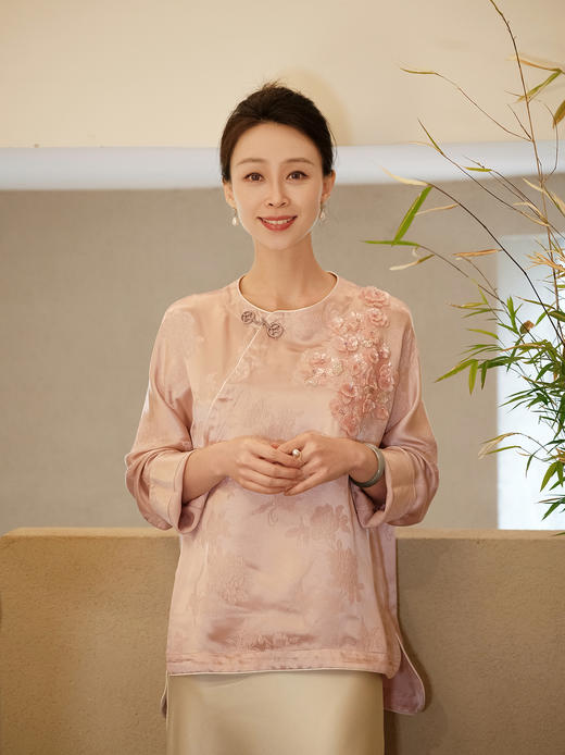 盛唐牡丹| 银粉色冠乐绉手工串珠上衣 商品图0