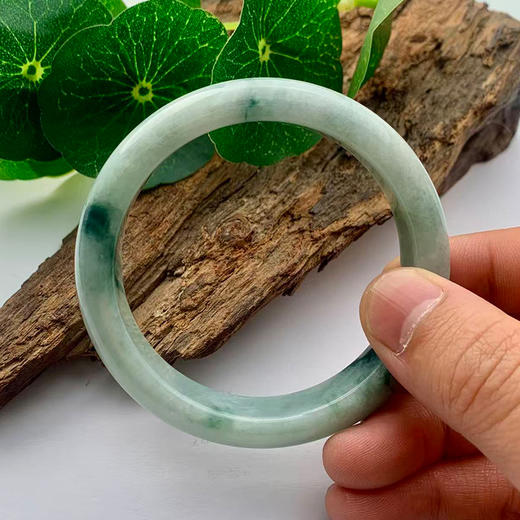 派瑞翡翠 翡翠手镯 糯种 浅绿 飘花 商品图3