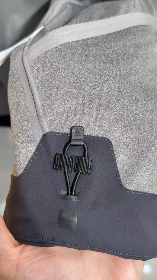 现货 DST梭织外套，大连产..防风防水透气还有弹力的面料.. 黑里透灰的高级质感... 商品图7