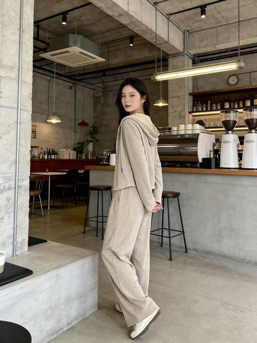 活动爆款【自营】衣周期～（三件套）Q92连帽外套➕白色背心➕立体休闲直筒裤细纹套装-喜出 商品图3