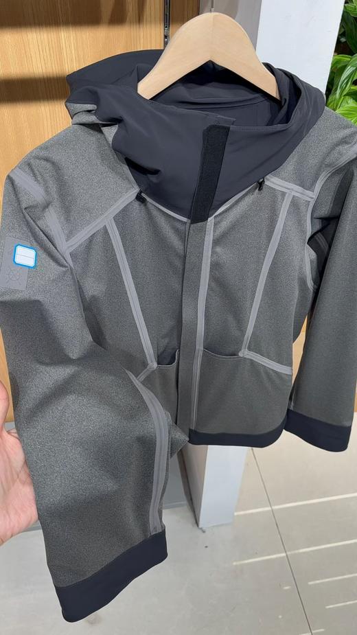 现货 DST梭织外套，大连产..防风防水透气还有弹力的面料.. 黑里透灰的高级质感... 商品图3