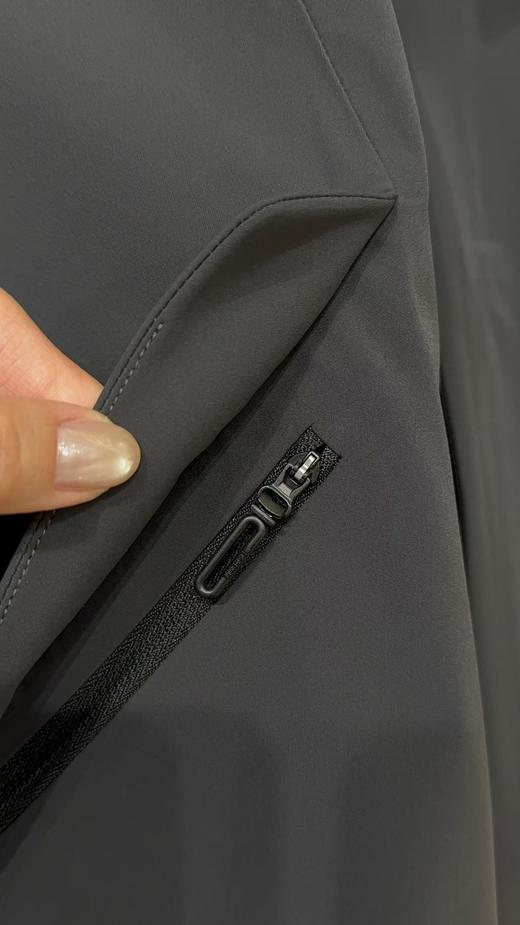 现货 DST梭织外套，大连产..防风防水透气还有弹力的面料.. 黑里透灰的高级质感... 商品图8